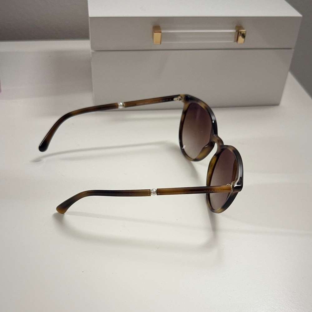 CHANEL Brown Gradient Round Sunglasses - Picture 4 of 8